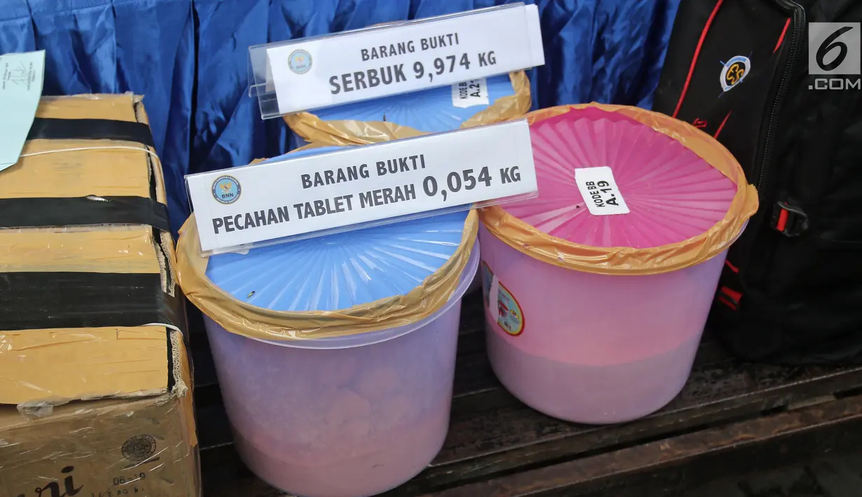 Barang bukti narkotika saat akan dimusnahkan di Lapangan Parkir Gedung BNN, Senin (26/3). Barang bukti tersebut hasil pengungkapan 13 kasus yang ditangani BNN sejak akhir Januari hingga Februari 2018. (Liputan6.com/Herman Zakharia)