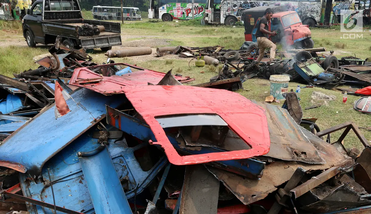 Pekerja memusnahkan bemo hasil razia di sejumlah Wilayah di Jakarta, di pool Rawa Buaya, Cengkareng, Jakarta Barat, Selasa (1/8). Pemusnahan dilakukan, dikarenakan sejak 6 Juni 2017, Dishub DKI melarang bemo beroperasi. (Liputan6.com/Johan Tallo)