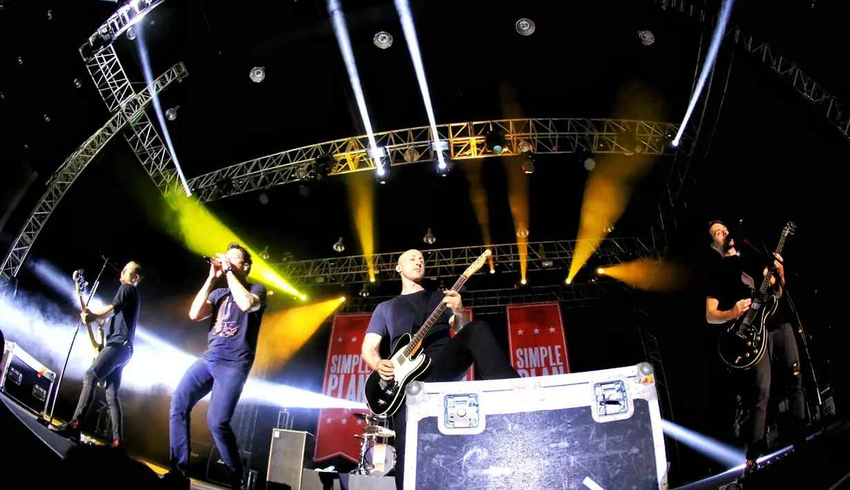 "Udah lebih dari 15 tahun, kami tetap berlima. Kami pergi ke beberapa tempat, negara dan bertemu dengan banyak orang-orang baik," kata Pierre saat menggelar konser di Ecovention Hall, Ecopark, Ancol, Jakarta Utara, Minggu (4/9). (Adrian Putra/Bintang.com)