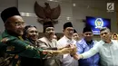 Menteri Agama Lukman Hakim Saifuddin berpose usai menggelar rapat dengan Komisi VIII DPR terkait kenaikan Biaya Penyelenggaraan Ibadah Haji (BPIH) 2018. Sejumlah faktor mempengaruhi kenaikan BPIH 2018. (Liputan6.com/JohanTallo)