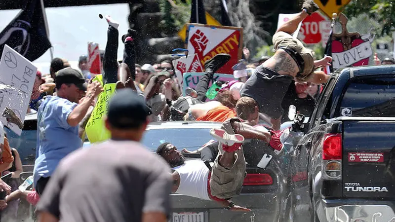 Mobil hantam demonstran di Charlottesville, Virginia, Amerika Serikat. Nampak sejumlah korban terhempas ke udara akibat laju kencang mobil (AP)