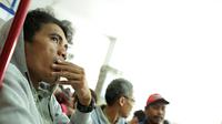 Alfin Tuasalamony membuang rasa jenuh menanti giliran waktu berkonsultasi dengan dokter. (Bola.com/Peksi Cahyo)