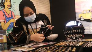 Petugas menunjukkan emas perhiasan yang dijual di Galeri 24, Jakarta, Selasa (15/12/2020). Harga emas hasil produksi PT Aneka Tambang Tbk (Antam) atau emas Antam kini turun Rp 1.000 per gram menjadi Rp 951 per gram pada perdagangan, Selasa (15/12). (Liputan6.com/Angga Yuniar)