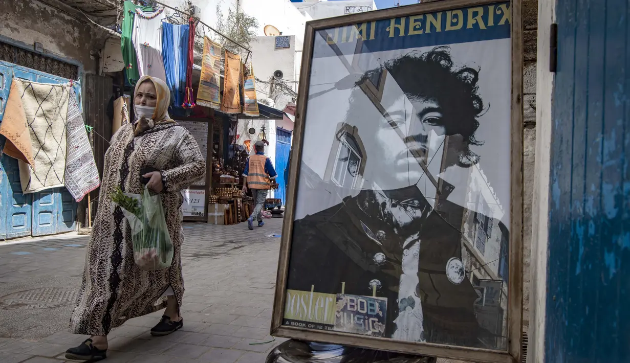 Sebuah poster gitaris AS Jimi Hendrix terlihat di kota pesisir Maroko Essaouira pada 10 September 2020. Beberapa mengklaim telah melihatnya, yang lain mengaku sempat berbincang dengannya - 50 tahun setelah kematian mendadak Jimi Hendrix. (AFP/Fadel Senna)