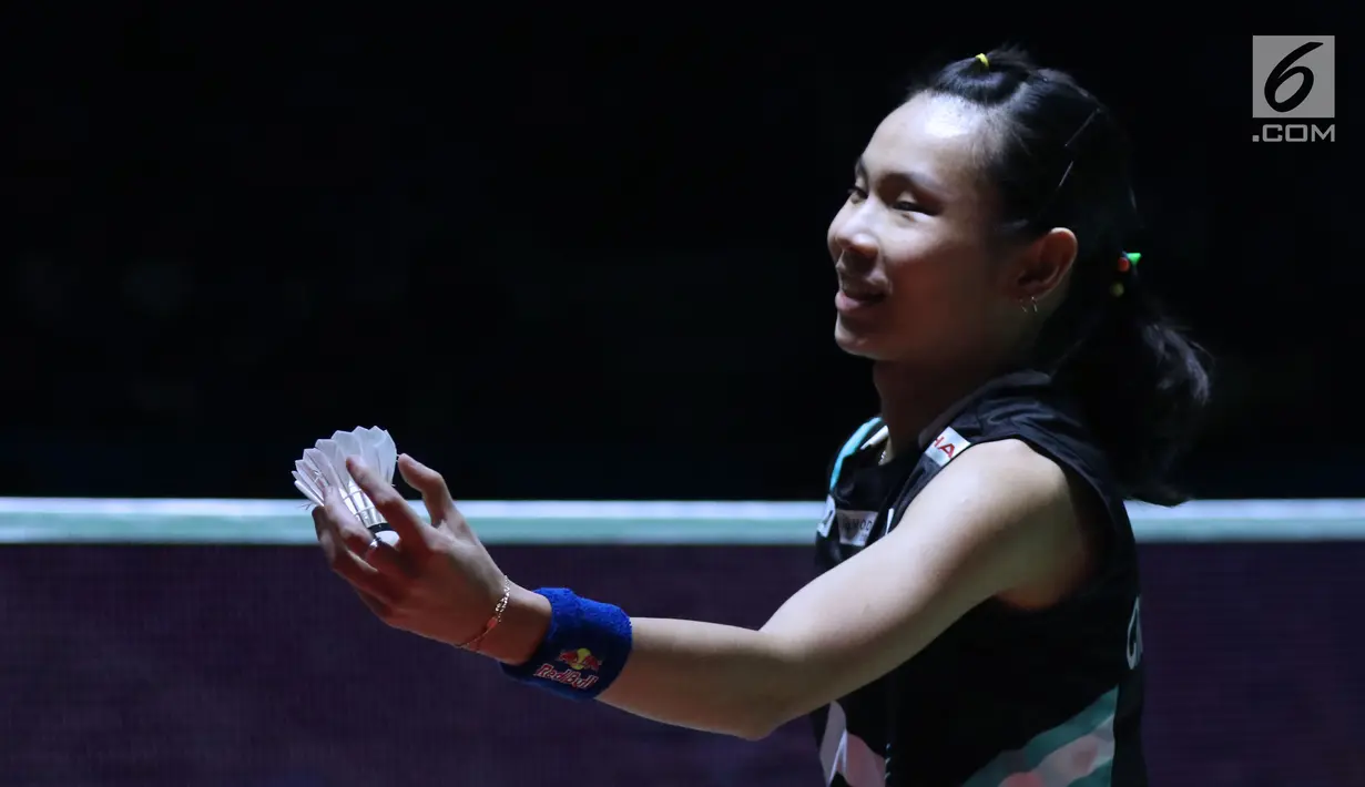 Tunggal putra China Taipei, Tai Tzu Ying tersenyum saat melawan pebulu tangkis Skotlandia, Kirsty Gilmour pada 8 besar Indonesia Open 2018 di Istora GBK, Jakarta, Jumat (6/7). Tai Tzu Ying menang 21-16, 21-11. (Liputan6.com/Helmi Fithriansyah)