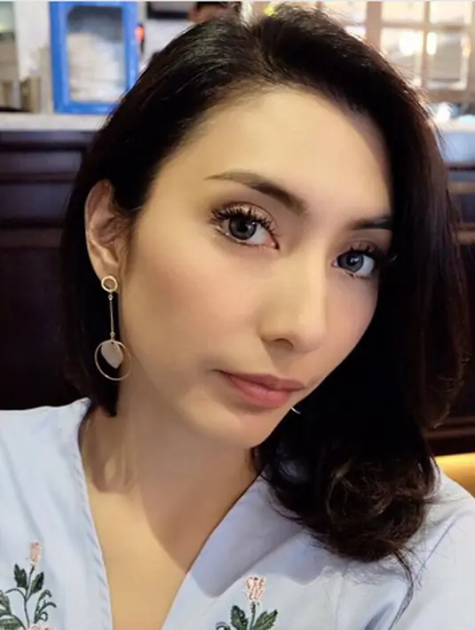 Berbagai kebutuhan di hari pernikahan nampaknya sudah hampir terpenuhi, dan sepekan sebelum hari  pernikahan tiba, Tyas ditemani sag kekasih mengunjungi makan mendiang papanya untuk memohon restu. (Instagram/tyasmirasih)