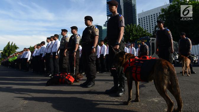 Polisi berbaris saat mengikuti Apel Operasi Lilin 2018 di lapangan Polda Metro Jaya, Jakarta, Jumat (21/12). Operasi digelar dalam rangka pengamanan Natal 2018 dan Tahun Baru 2019. (Merdeka.com/Imam Buhori)