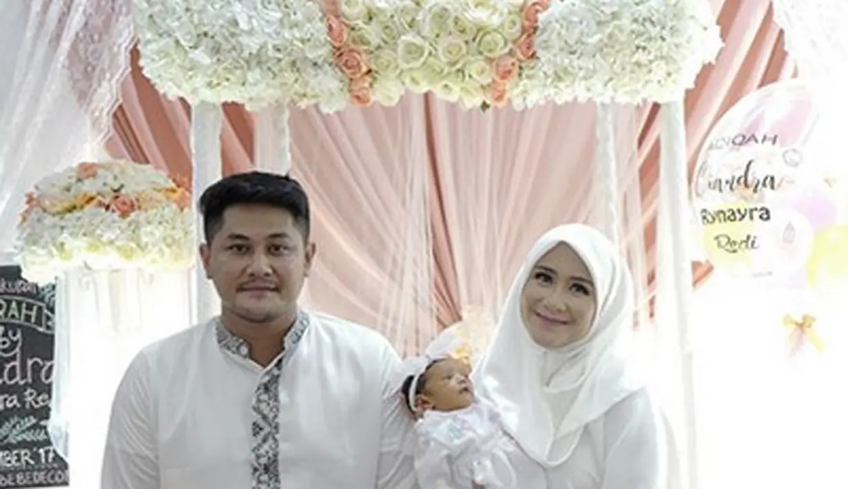 "Gue protektif banget sama dia (anak). Ibaratnya emaknya salah nenenin aja, gue bisa marah karena nggak tega kalo dia nangis terus-terusan gitu kan," ujar Puadin Redi di Bekasi, Minggu (3/11/2017) dilansir dari Liputan6. (Instagram/ryana_dea)