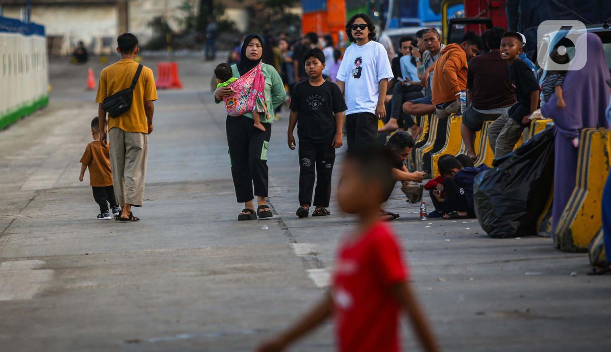 Berjalan di sekitar dermaga menjadi pilihan melepas penat sambil menanti waktu masuk ke dalam kapal. (Liputan6.com/Angga Yuniar)