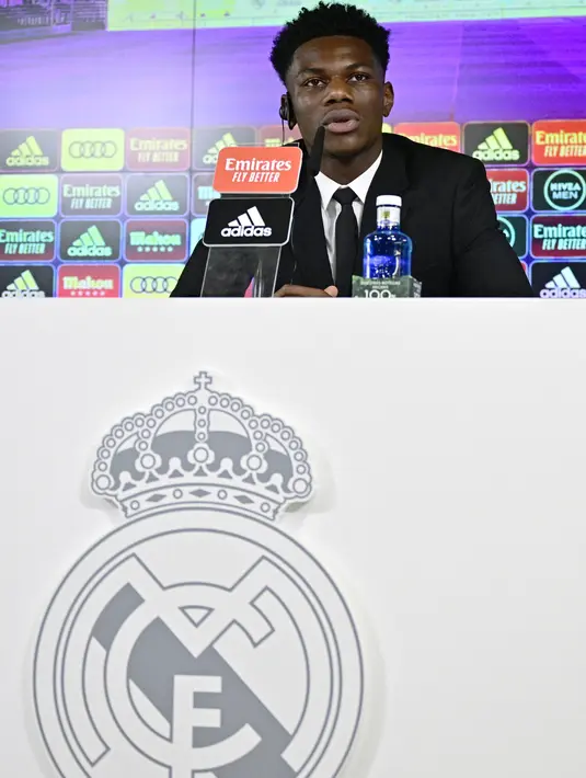 Gelandang Prancis Aurelien Tchouameni mengadakan konferensi pers selama perkenalan resminya sebagai pemain baru Real Madrid CF di Ciudad Real Madrid di Valdebebas, Selasa (14/6/2022). Real Madrid secara resmi memperkenalkan rekrutan anyarnya, Aurelien Tchouameni. (JAVIER SORIANO / AFP)
