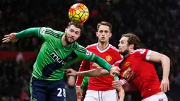 Pemain Southampton, Charlie Austin (kiri), berebut bola dengan pemain MU, Daley Blind, dalam lanjutan Liga Inggris di Stadion Old Trafford, Manchester, Sabtu (23/1/2016). (Reuters/Andrew Yates)