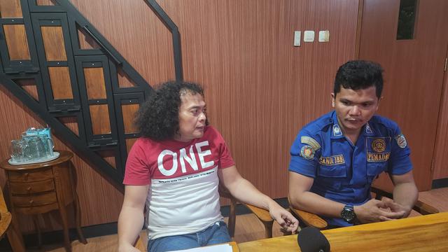 Anggota DPKP Kota Depok, Sandi Butar Butar, menemui pengacara Deolipa Yumara untuk meminta bantuan hukum. (Liputan6.com/Dicky Agung Prihanto)