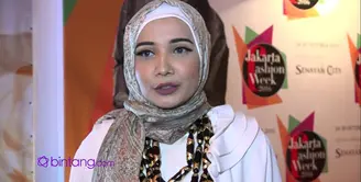 Zaskia Sungkar, Shireen Sungkar, dan Zaskia Mecca menggabungkan tiga brand dan melebur menjadi satu kesatuan bernama Divine di Jakarta Fashion Week 2016.
