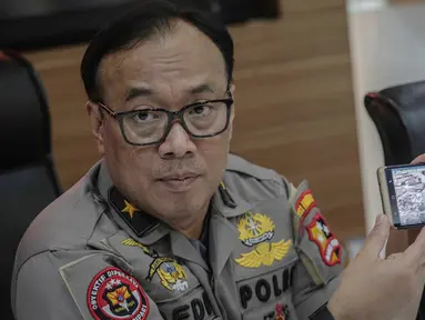 Karo Penmas Divisi Humas Polri Brigjen Dedi Prasetyo menunjukan kerusakan di lokasi ledakan bom Sibolga, di Mabes Polri, Rabu (13/3). Polisi masih melakukan evakuasi dan olah TKP karena masih belum steril dari ancaman ledakan. (Liputan6.com/Faizal Fanani)