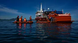 Latihan ini adalah upaya gabungan antar unsur SAR untuk meningkatkan kemampuan dalam penanganan manusia perahu di perairan lepas pantai Banda Aceh. (CHAIDEER MAHYUDDIN/AFP)