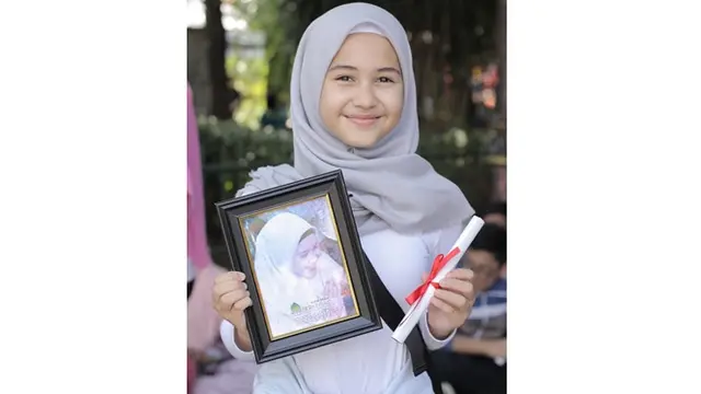 6 Foto Lawas Sandrinna Michelle saat SD, Tampil Berhijab