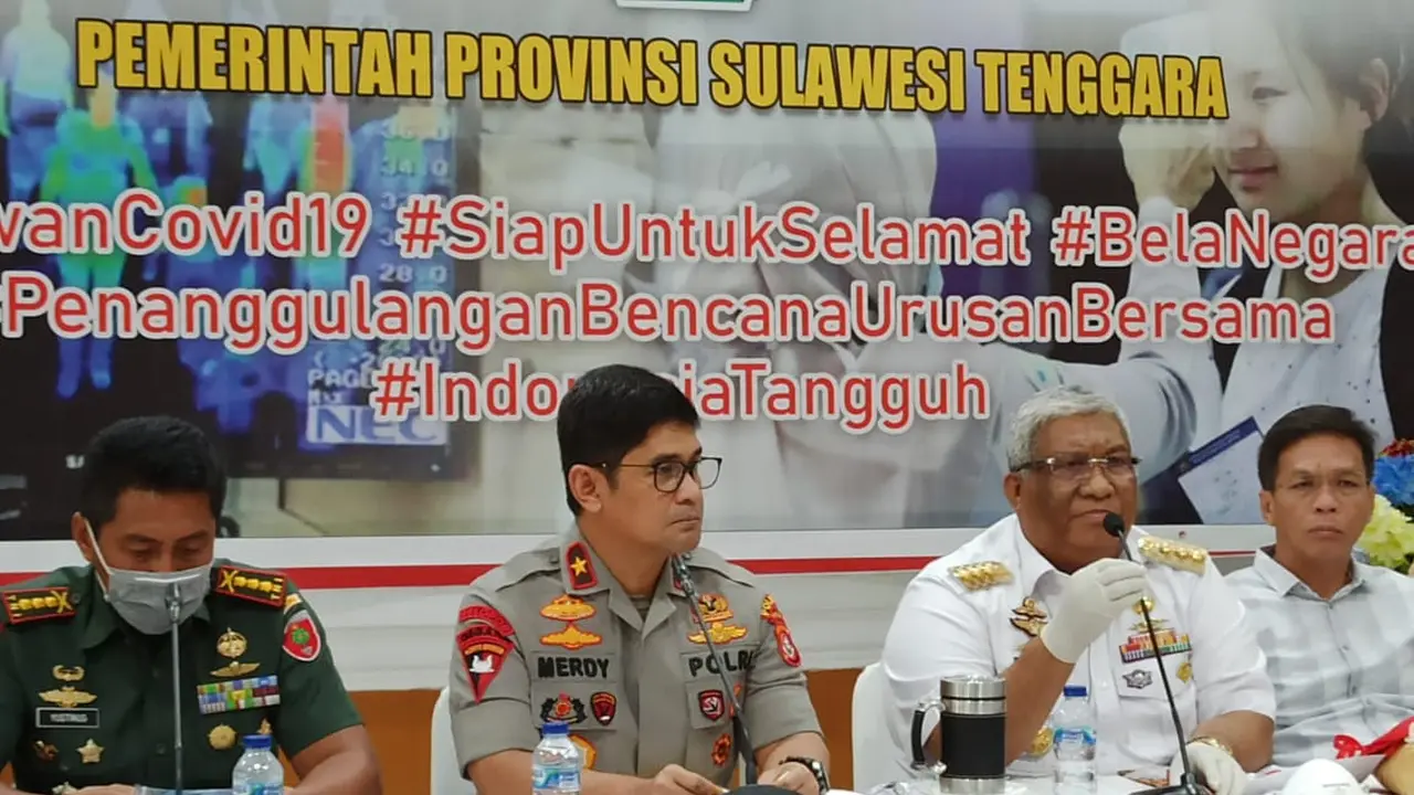 Kapolda Sultra memberikan maklumat di Kantor Gubernur Provinsi Sulawesi Tenggara, Minggu (22/3/2020).(Liputan6.com/Ahmad Akbar Fua)
