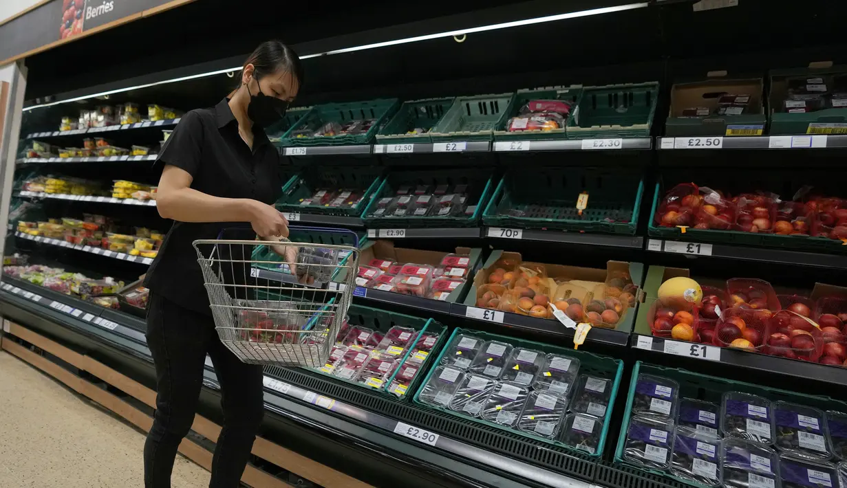 Pembeli menaruh buah di keranjangnya di sebuah supermarket di London, Rabu (17/8/2022). Inflasi Inggris terus melonjak setelah perang Rusia-Ukraina meletus pada Februari 2022. Pada Januari tahun ini, inflasi The Three Lions masih tercatat 5,5%. Angkanya kemudian melonjak hingga tercatat 9% pada April dan menembus dobel digit untuk pertama kalinya dalam 40 tahun terakhir pada Juli tahun ini. (AP Photo/Frank Augstein)