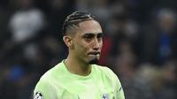 Reaksi Raphinha usai mengetahui fakta timnya Barcelona kandas dari Inter Milan di leg kedua semifinal Liga Champions 2024/2025. (PIERO CRUCIATTI / AFP)
