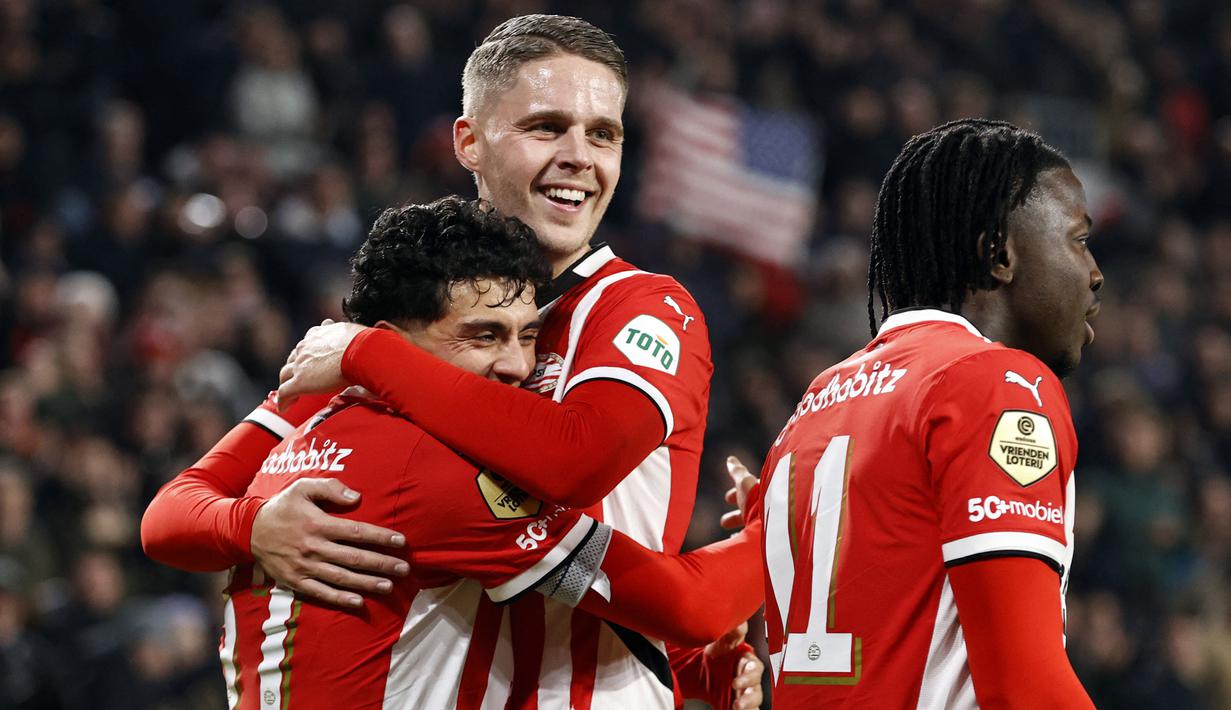 Pemain PSV merayakan gol yang dicetak oleh Richard Ledezma (kiri) ke gawang FC Twente pada laga lanjutan Liga Belanda 2024/2025 di Phillips Stadium, Eindhoven, Belanda, Sabtu (07/12/2024). (AFP/ANP/Maurice Van Steen)