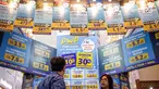 Pengunjung melihat-lihat promo tiket wisata dalam acara Astindo Travel Fair 2019 di JCC Senayan, Jakarta, Jumat (22/2). Terdapat 150 gerai dalam Astindo Travel Fair 2019. (Liputan6.com/Faizal Fanani)