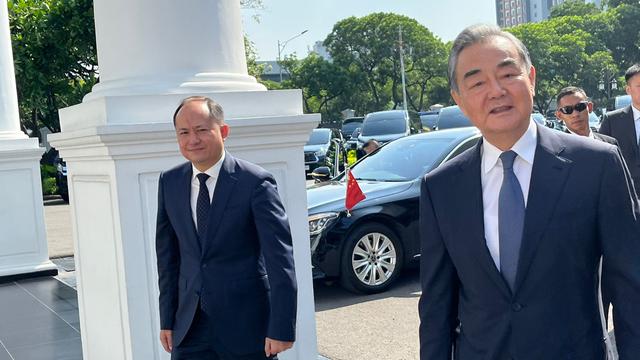 Menteri Luar Negeri (Menlu) China Wang Yi menyambangi Presiden Joko Widodo atau Jokowi di Istana Kepresidenan Jakarta, Kamis (18/4/2024).