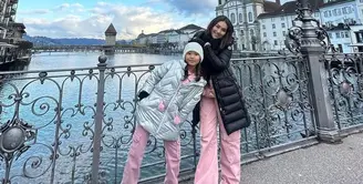 Ketika melahirkan Bilqis pada 2014, Ayu tak didampingi oleh sang suami. Mulai saat itu, perjuangan Ayu membesarkan Bilqis seorang diri dimulai. [Foto: instagram.com/ayutingting92]