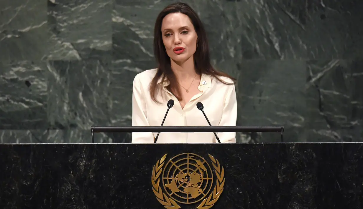 Aktris yang juga Utusan Khusus UNHCR Angelina Jolie berpidato pada  pertemuan tingkat Menteri Pemeliharaan Perdamaian PBB di Gedung PBB, New York, (29/3). Angelina Jolie mengatakan bahwa hubungan kekuasaan yang tidak sama membuat perempuan di dunia dalam posisi subordinat. (Timoti A. Clary / AFP)