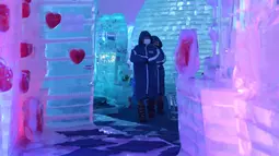 Para wisatawan mengunjungi Frost Magical Ice of Siam di Provinsi Chon Buri, Thailand, pada 1 Desember 2020. Suhu di Frost Magical Ice of Siam, yang mencakup area seluas 30.000 meter persegi, dijaga pada angka minus 10 derajat Celsius. (Xinhua/Rachen Sageamsak)