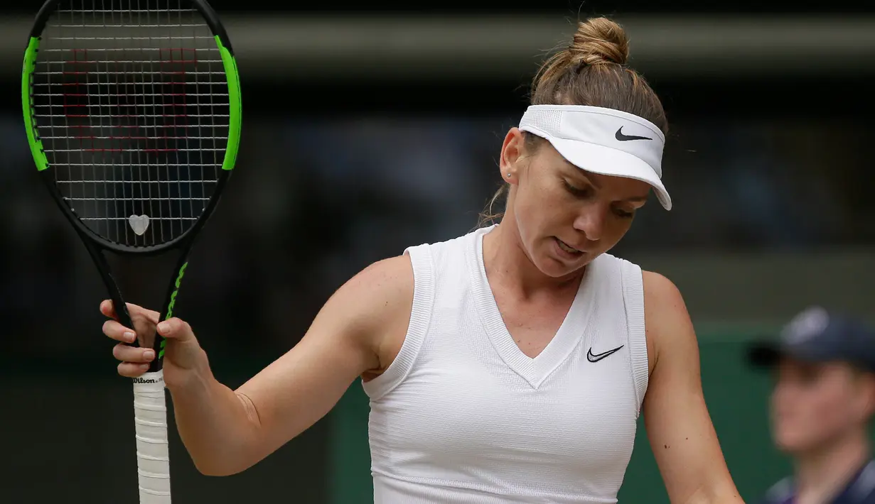 Reaksi petenis Rumania, Simona Halep saat kehilangan satu poin atas Shuai Zhang dari China pada perempat final Wimbledon di London, Selasa (9/7/2019). Untuk kali pertama dalam lima musim terakhir, unggulan ketujuh Simona Halep akan melakoni babak empat besar di Wimbledon. (AP Photo/Tim Ireland)