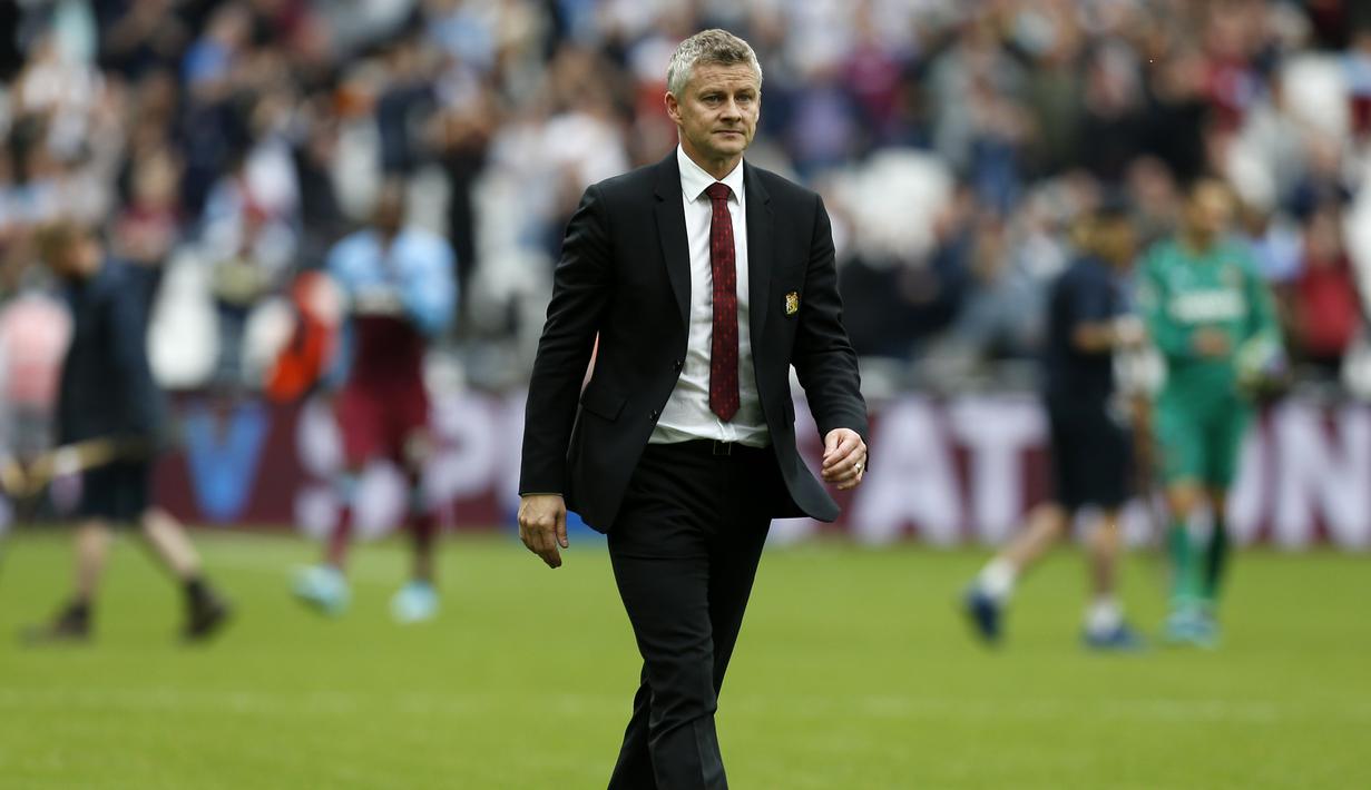Pelatih Manchester United, Ole Gunnar Solskjaer, tampak kecewa usai dikalahkan West Ham pada laga Premier League di Stadion London, London, Minggu (22/9). West Ham menang 2-0 atas MU. (AFP/Ian Kington)