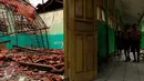 Kondisi bangunan Sekolah Dasar Negeri (SDN) Kramat Jati 12, Jakarta, sangat memprihatinkan, Rabu (21/10). Renovasi gedung sekolah tersebut terbengkalai selama dua tahun.  (Liputan6.com/Yoppy Renato) 