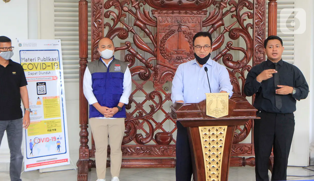 Gubernur DKI Jakarta Anies Baswedan memberi sambutan pada acara penyerahan bantuan masker, APD sepatu boot dan hand sanitizer di Balaikota Jakarta, Kamis (9/4/2020). Bantuan tersebut guna meringankan warga Jakarta selama masa pandemi Corona Covid-19. (Liputan6.com/Fery Pradolo)