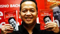 Mantan Ketua Umum DPP PAN, Soetrisno Bachir ( SB), menunjukkan buku karyanya yang diluncurkan di Jakarta. (Antara)