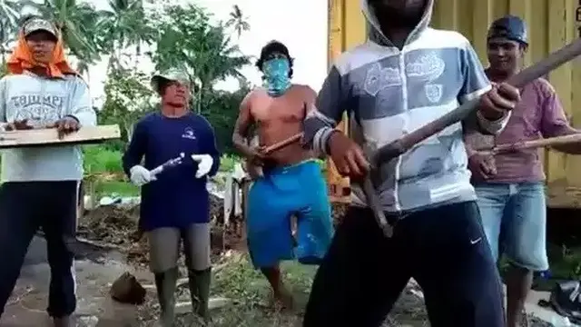 6 Tingkah Kuli Bangunan Bak Musisi Ini Bikin Ketawa Lepas