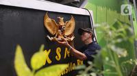 Warga memasang lambang burung Garuda Pancasila di sebuah tembok di di Kampung Pancasila, Karang Tengah, Kota Tangerang, Selasa (1/6/2021). Sejumlah kegiatan diadakan warga, Komunitas Taman Potret dan TNI ini untuk memperingati Hari kelahiran Pancasila. (Liputan6.com/Angga Yuniar)