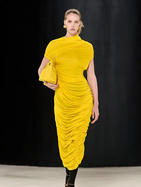 <p>Siluet tas tangan dari koleksi SS98 dikerjakan ulang dengan proporsi dan perangkat keras baru. Tas Wanda muncul dalam berbagai bentuk baru. Evolusi anggun dari syal tampil kontras dengan siluet ketat yang merupakan ciri khas Ferragamo. Foto: Document/Ferragamo.</p>