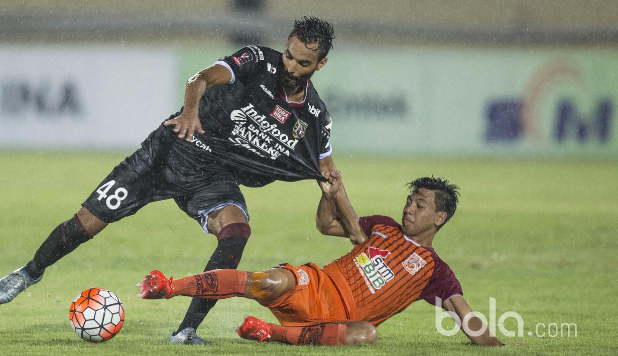 Aksi Marcos Flores (kiri) berebut bola dengan pemain Borneo Fc pada laga Piala Presiden 2017 di Stadion Kapten  I Wayan Dipta, Bali, Senin (13/2/2017). (Bola.com/Vitalis Yogi Trisna)