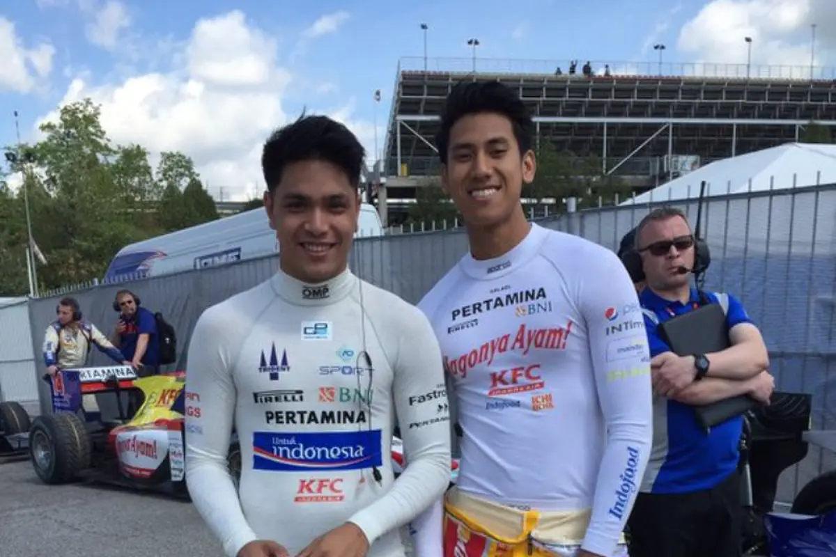 Philo Paz Armand dan Sean Gelael (kanan).