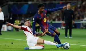 Pemain Olympiakos, Costinha (bawah), berusaha menghentikan pemain Barcelona, Alejandro Balde, dalam pertandingan fase pembuka Liga Champions antara Barcelona dan Olympiakos di Barcelona, Spanyol, Selasa, 21 Oktober 2025. (AP Photo/Joan Monfort)&nbsp;&nbsp;&nbsp;