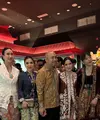 Sederet public figure kenakan kebaya encim saat hadiri pameran Kongsi di Museum Nasional Jakarta. Ada Annisa Pohan hingga Menpar Widi Wardhana yang juga jinjing tas lokal dan tas etnik [@annisayudhoyono]