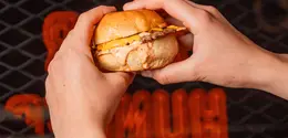 Dengan bahan sederhana, smash burger gurih ala kafe bisa dibuat sendiri di rumah. (Foto/Dok: Pexels)