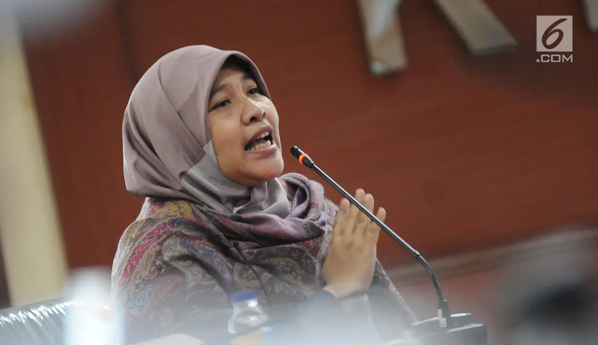 Ketua Yayasan Lentera Anak, Lisda Sundari saat jumpa pers di kantor KPAI, Jakarta, Kamis (14/2). Mereka diduga dimanfaatkan untuk promosi brand rokok melalui kegiatan audisi beasiswa atlet bulutangkis atau badminton. (Liputan6.com/Herman Zakharia)