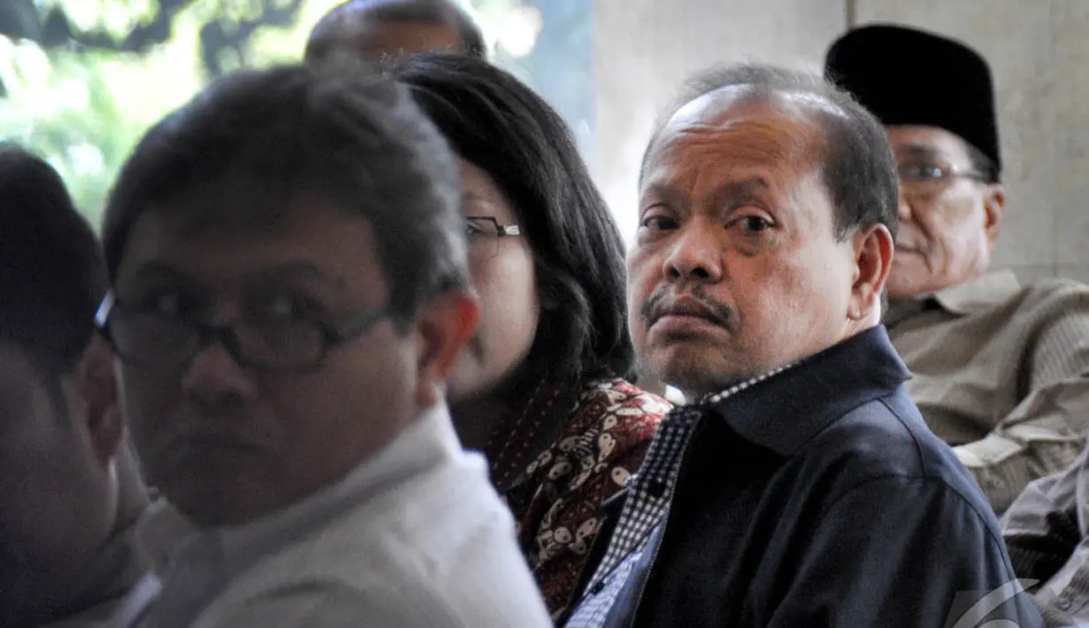 Sutan Bhatoegana terlihat cemas dan tegang saat menunggu dirinya yang akan diperiksa penyidik, Jakarta, Senin (6/10/2014) (Liputan6.com/Miftahul Hayat)