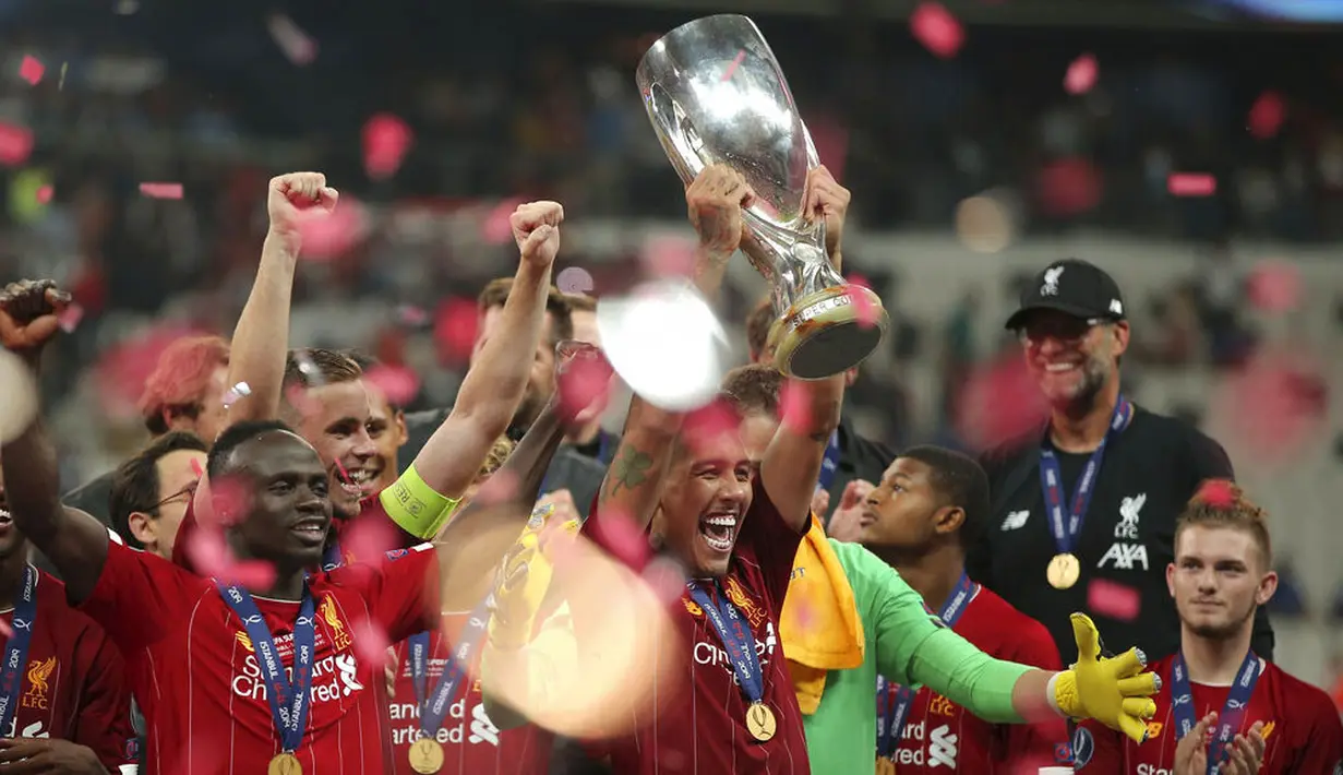 Para pemain Liverpool merayakan gelar juara Piala Super Eropa 2019 setelah menaklukkan Chelsea di Stadion Vodafone Park, Istanbul, Rabu (4/8). Liverpool mengalahkan Chelsea lewat adu penalti dengan skor 5-4. (AP/STR)