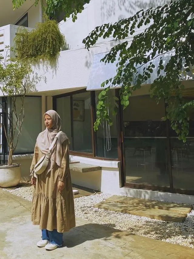 8 Inspirasi Padu Padan Tunik dengan Celana Jeans dari Zaskia Sungkar hingga Citra Kirana