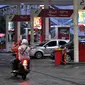 Kendaraan bermotor bersiap mengisi bahan bakar minyak di salah satu SPBU di Jakarta, Rabu (24/12). BPH Migas menyatakan kuota BBM bersubsidi tinggal 1,7% atau 782.000 kiloliter dari total yang dianggarkan dalam APBN-P 2014. (Liputan6.com/Miftahul Hayat)