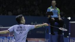 Tunggal putra Indonesia, Anthony Sinisuka Ginting, saat melawan wakil Belanda, Mark Caljouw, pada Indonesia Open di Istora Senayan, Rabu, (4/7/2018). Anthony Ginting menang 21-9, 21-17. (Bola.com/M Iqbal Ichsan)