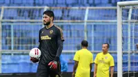 Adilson Maringa saat latihan perdana di Stadion Kanjuruhan, Malang, Kamis (24/6/2021). (Bola.com/Iwan Setiawan)