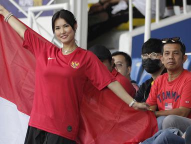 Bintang film asal Jepang, Maria Ozawa, memberikan dukungan untuk Timnas Indonesia U-22 saat melawan Thailand pada SEA Games 2019 di Stadion Rizal Memorial, Manila, Selasa (26/11). Indonesia menang 2-0 atas Thailand. (Bola.com/M Iqbal Ichsan)